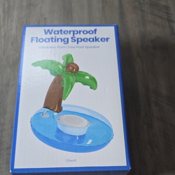 Waterproof Palm Tree Floating Speaker - Picture 2 of 3